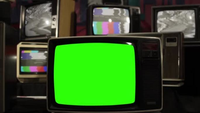 复古电视在许多具有静态噪声和测试图案信号的老式电视中打开色度键绿色屏幕。特写。
