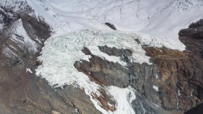 白雪皑皑的山脉和冰川就像奶油冰淇淋