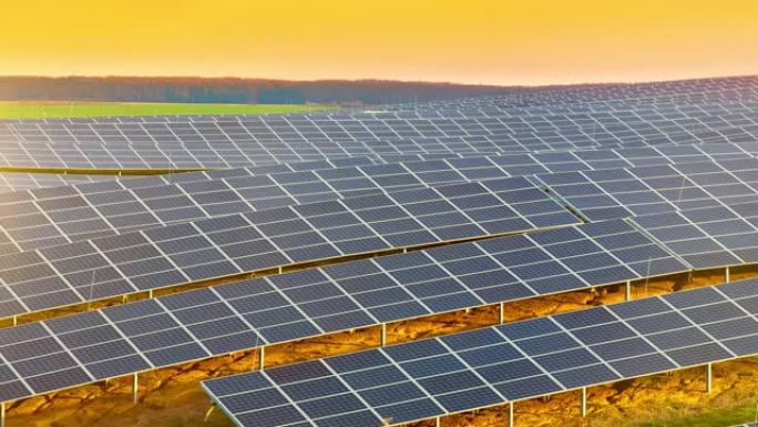 农村太阳能农场成排的太阳能电池板上的延时日落光