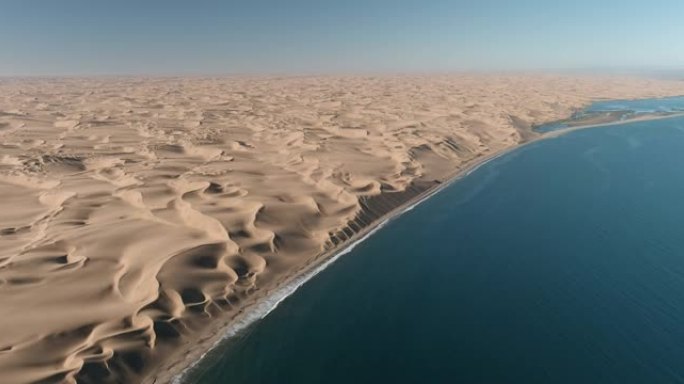 风景优美的鸟瞰图，无尽的沙丘与纳米布沙漠中的大西洋海岸线相遇