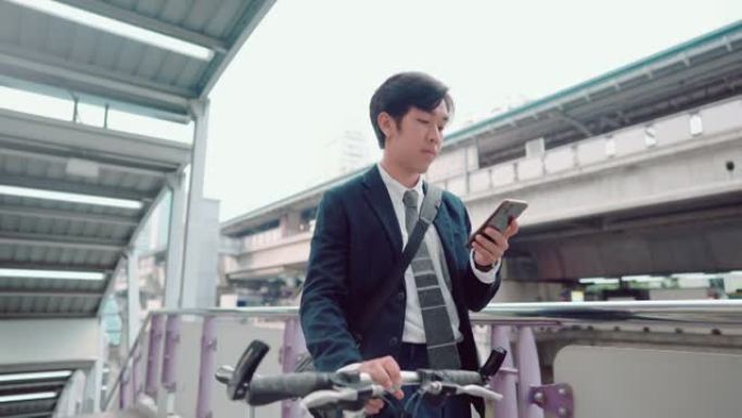 现代人骑着自行车穿越城市。