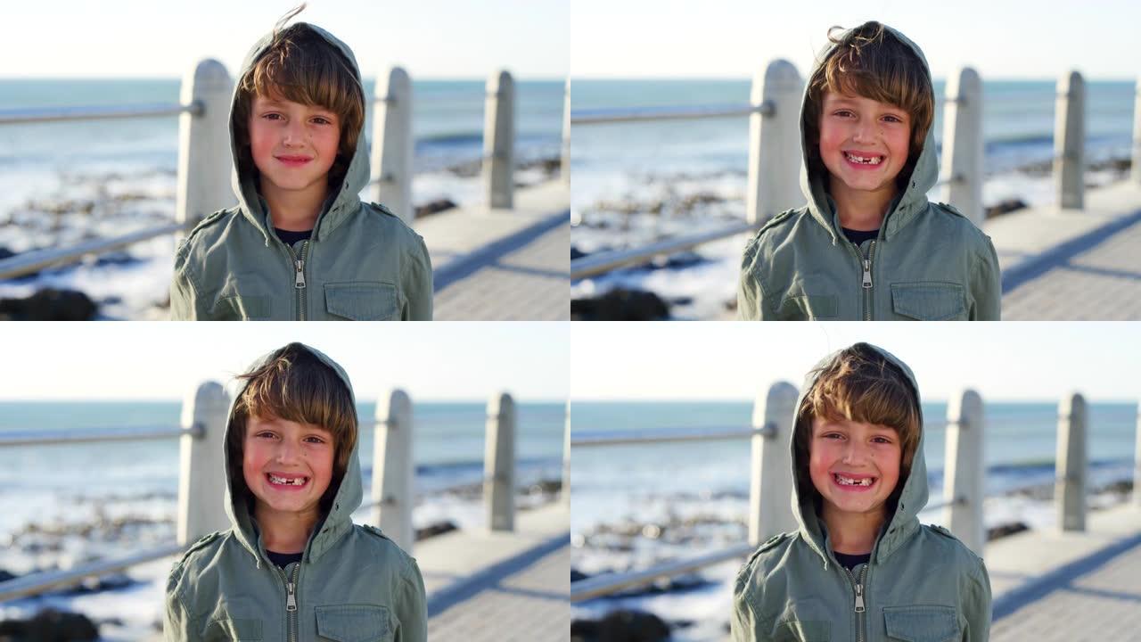 脸，孩子和微笑，在西班牙巴塞罗那童年快乐的海滩度假。肖像，孩子和微笑的小男孩对他的休闲假期或无忧无虑