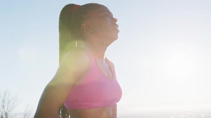 非裔美国妇女在户外锻炼，日落时在乡村休息
