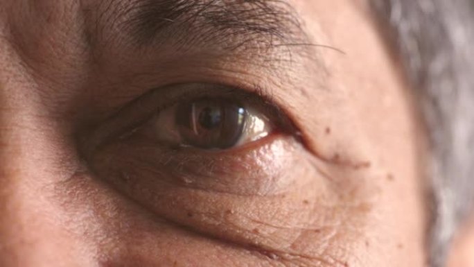 一名正在验光师寻求改善视力的老年男子的光学视力检查特写。棕色眼睛和深色皮肤闪烁凝视的高级成熟男性的面