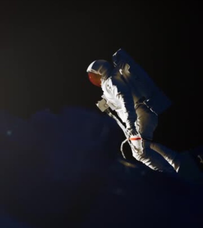 穿着白色宇航服的宇航员与太空飞船一起工作。外层空间限制