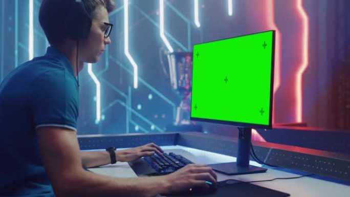 在视频游戏冠军专业电子竞技游戏玩家在绿色色键屏幕个人电脑上玩。在线直播网络游戏锦标赛时尚复古霓虹灯室