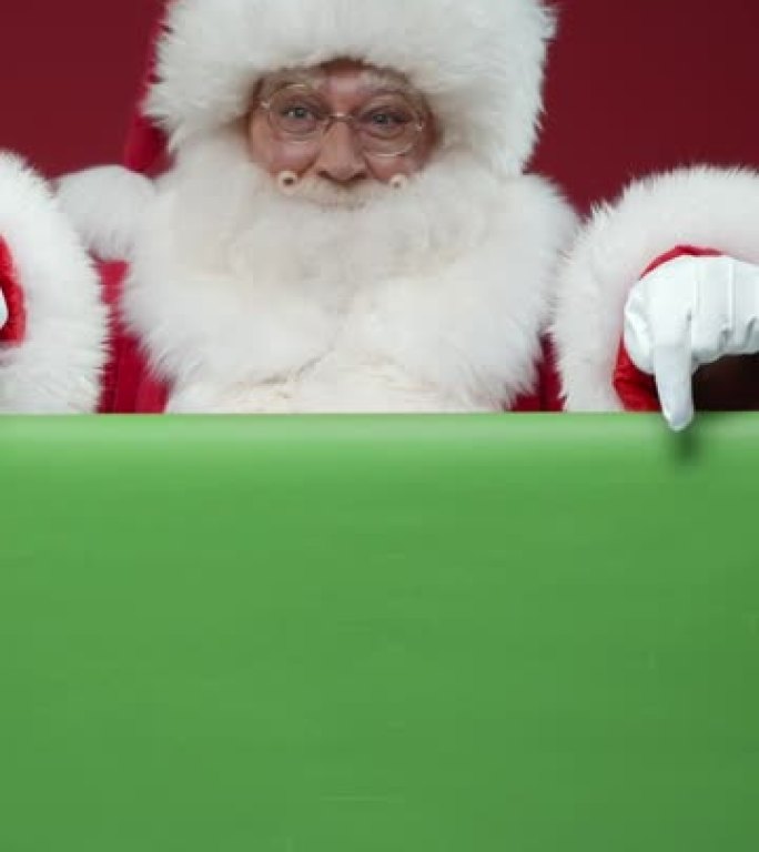 圣诞老人进入画框，在色度键后面，用食指在画框上显示，然后走出画框