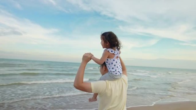 亚洲可爱的女儿白天在海滩上散步时坐在父亲的肩膀上