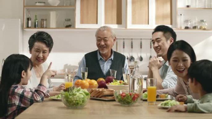 三代亚洲家庭在家用餐