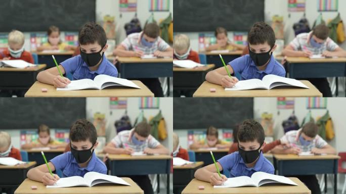 小学生在教室戴防护口罩