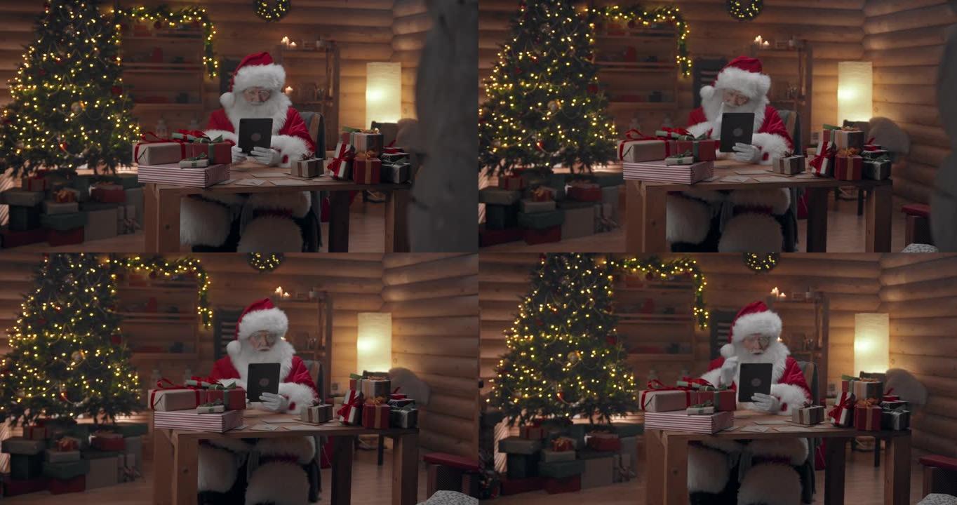 圣诞老人正在他的垫子上视频聊天，坐在带有圣诞节装饰的书房里