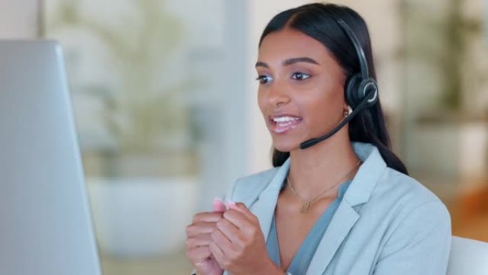 女性销售顾问在呼叫中心用耳机麦克风交谈。快乐的电子商务支持代理，具有商业沟通技能，向客户讨论公司服务