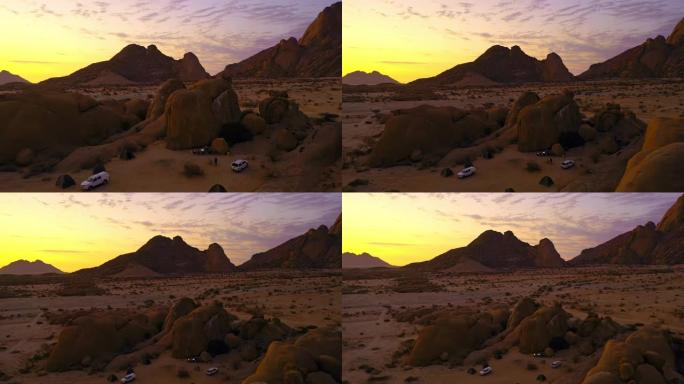 WS游客在日落时在沙漠中的岩石上露营，Spitzkoppe，纳米比亚，非洲
