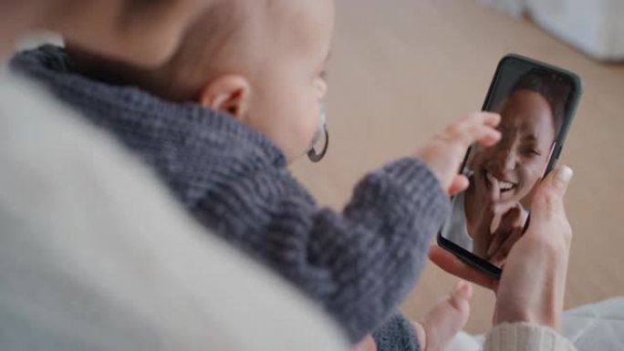 母亲和婴儿使用智能手机与最好的朋友视频聊天，向蹒跚学步的快乐妈妈挥手，享受在手机屏幕上分享母亲的生活