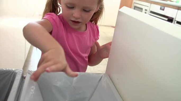 女孩在垃圾箱中回收厨余的慢动作序列