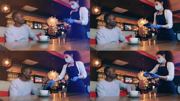 非洲男子在咖啡馆使用非接触式付款