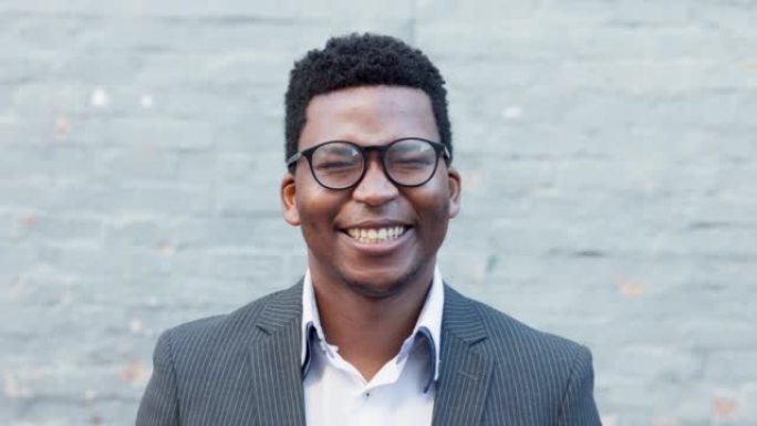 一位开朗的非洲裔美国拥护者准备在镇上提起诉讼。一个快乐的男律师独自站在城外白墙上微笑的肖像。