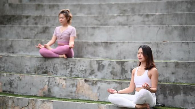 2亚洲华人女性朋友在公园锻炼早晨瑜伽冥想
