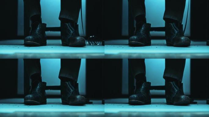 60年代80年代的皮革男鞋在冷光照亮的桌子下。8毫米电影落在脚旁边。