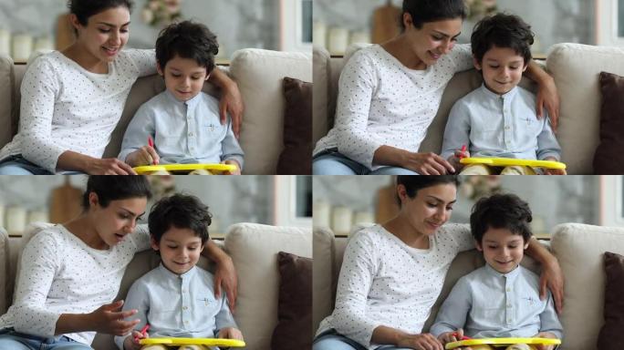 印度小男孩和妈妈在磁性可擦板上画画