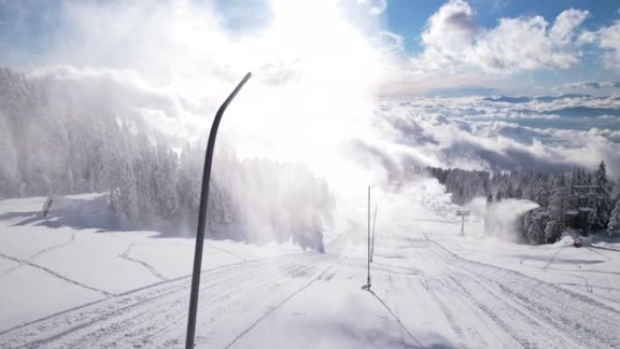 空中: 雪炮喷洒人造雪以准备良好的滑雪雪基地