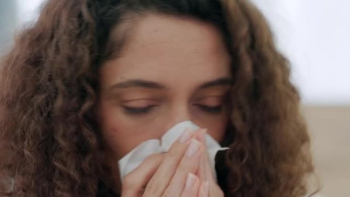流感，生病和感冒的妇女打喷嚏，吹和擦拭流鼻涕的组织，而生病的covid，鼻窦和过敏症状在家里。悲惨的