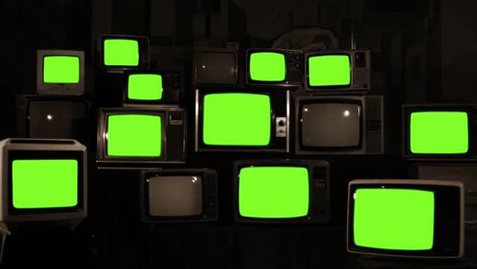 一堆老式电视，一个接一个地打开和关闭绿色屏幕。棕褐色色调。4k分辨率。
