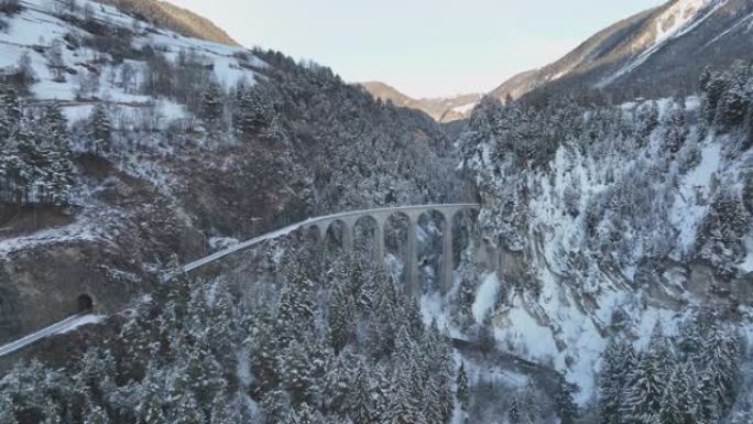瑞士冬季的Landwasser高架桥冰川和Bernina快速铁路。