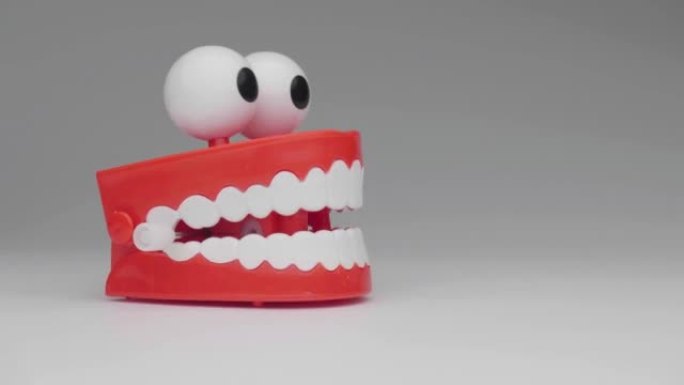 在白色背景上移动的牙齿玩具。