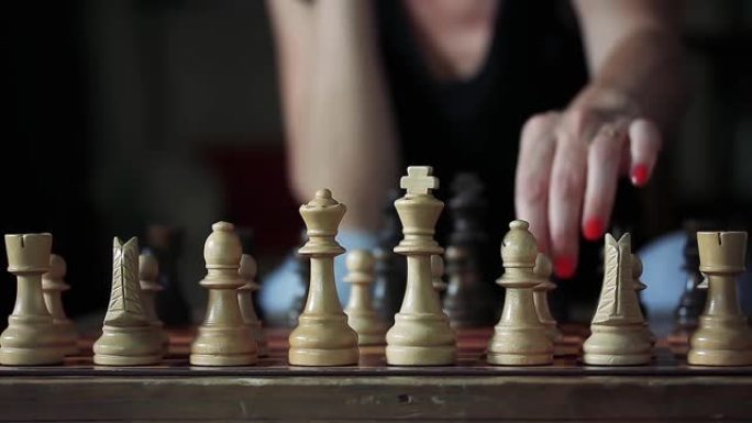 下棋的女人。特写。