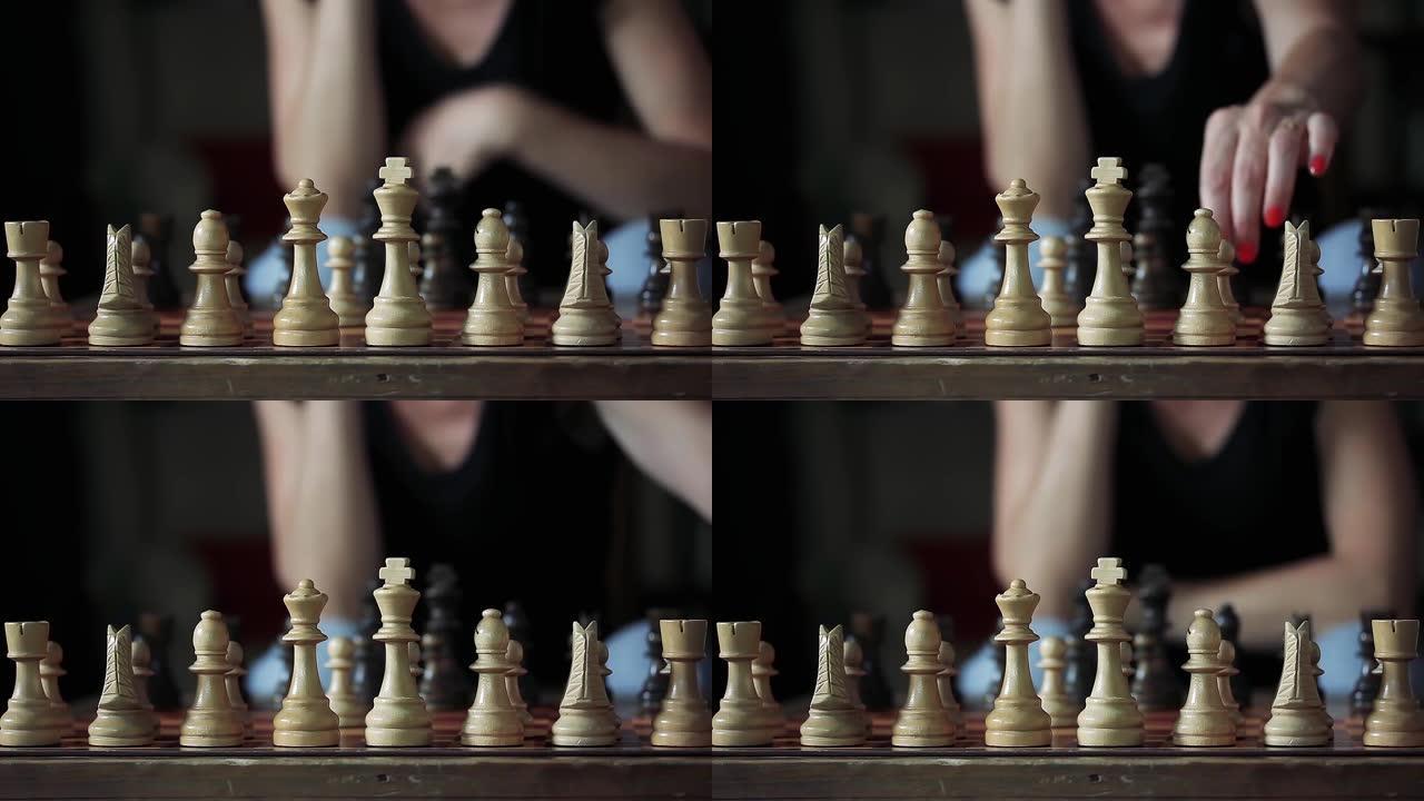 下棋的女人。特写。