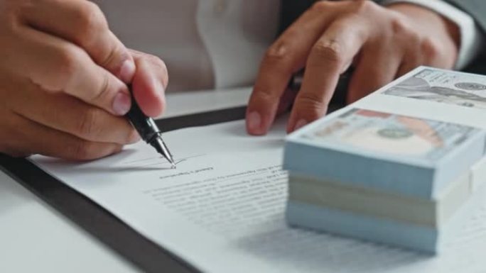 商人签订贷款合同合作伙伴签署成功交易文件