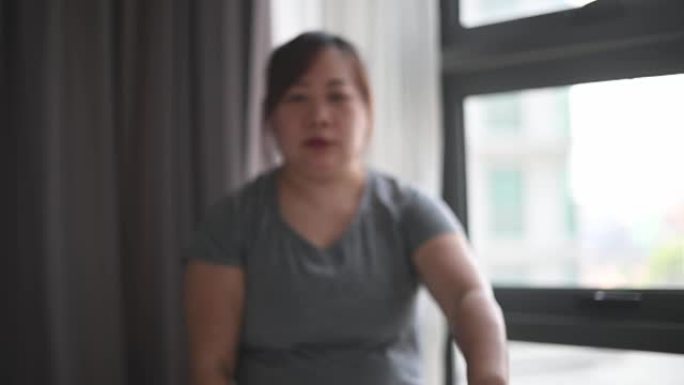 周末在家用哑铃在线锻炼课进行亚洲中国女性身体积极锻炼