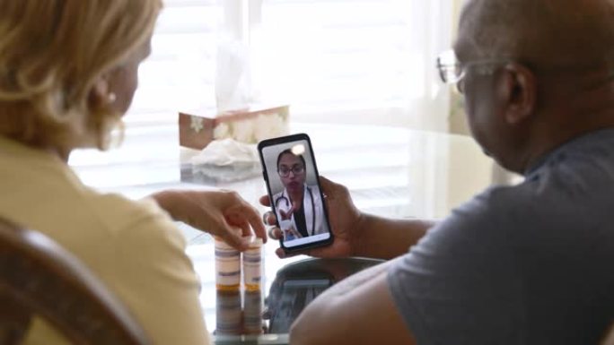 高级夫妇使用视频聊天与医生交谈