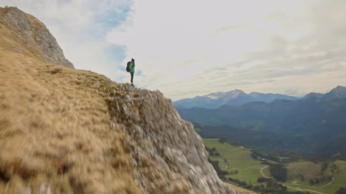 空中女人在山上欣赏风景