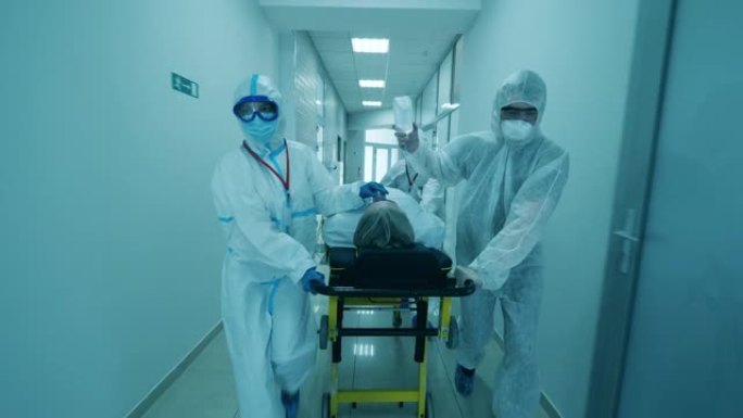 医生帮助一个有冠状病毒的人，把他转移到担架上。在诊所冠状病毒新型冠状病毒肺炎受感染的病人。