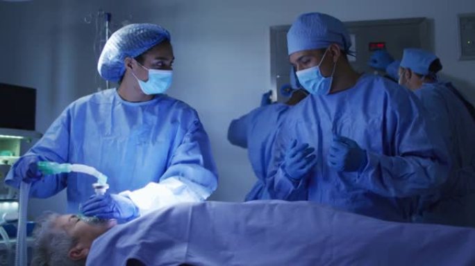混血外科医生穿着防护服看着手术室的病人