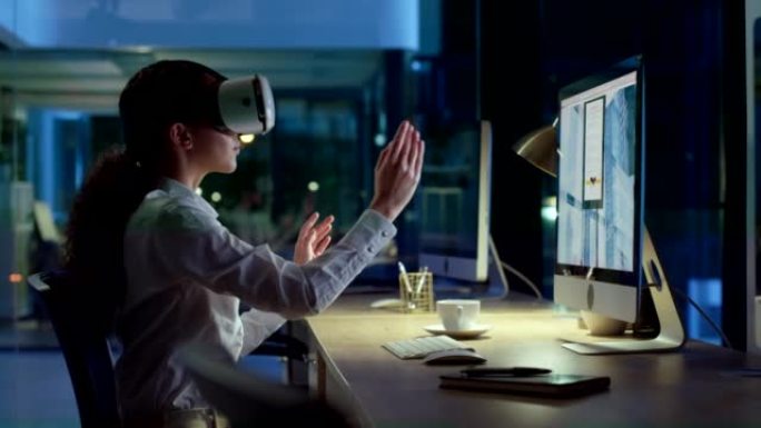 女商人在工作场所的办公桌上测试虚拟现实。女性将劳动力技术用于未来的工作发展和创新。在VR上工作的女士