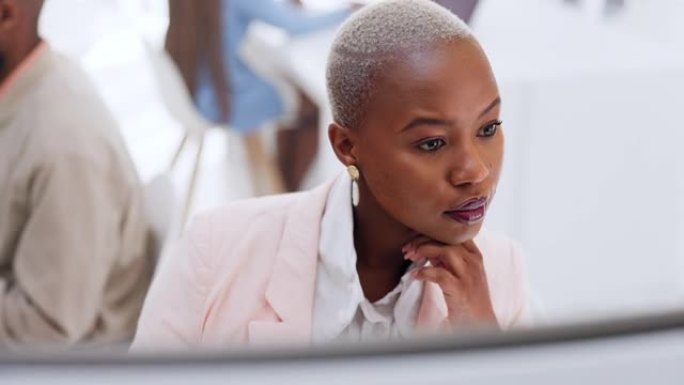 办公室，工作和黑人妇女在计算机思维和专注于南非公司的在线商业报告。数字营销、网络和女性致力于广告活动