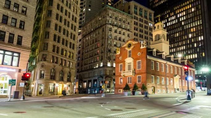 延时:交通和行人在波士顿市中心的波士顿旧州大厦在黄昏的美国