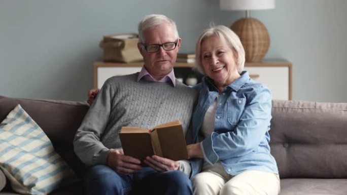 老年夫妇坐在沙发上讨论书籍情节