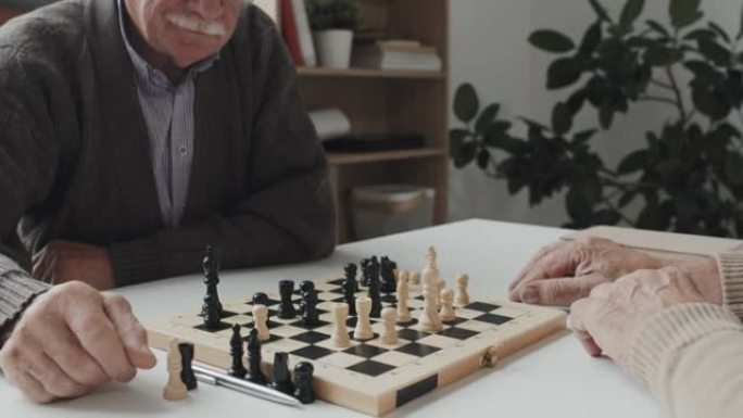老人在疗养院下棋
