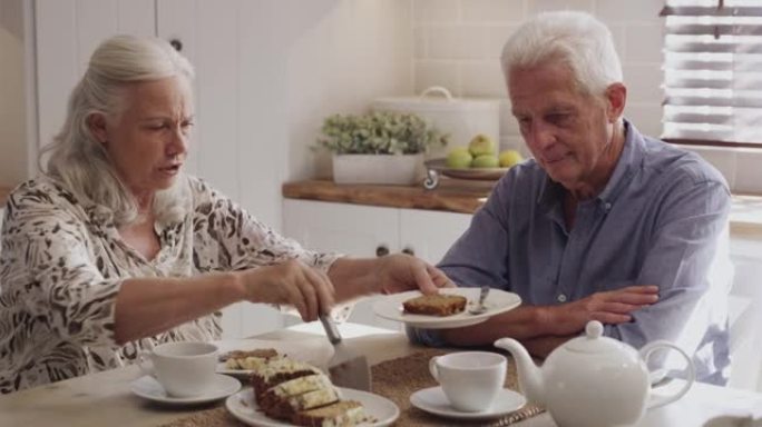 一对高级夫妇在家喝茶和蛋糕的4k视频片段