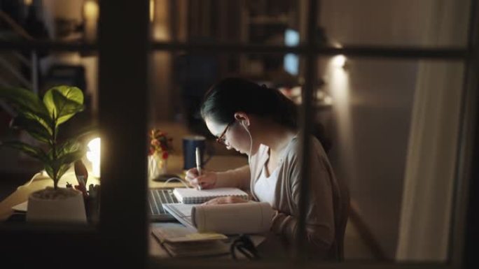 亚洲美女在家使用笔记本电脑在线学习