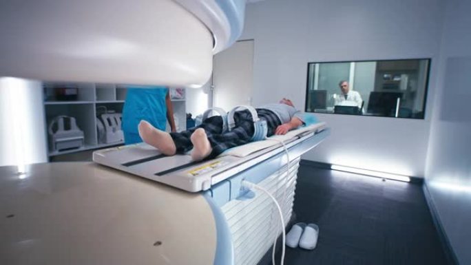 多种族医生从MRI机器释放老年患者