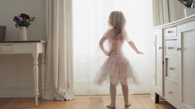 漂亮的小女孩嬉戏跳舞假装芭蕾舞演员有趣的孩子玩得开心穿着芭蕾舞服装在家4k