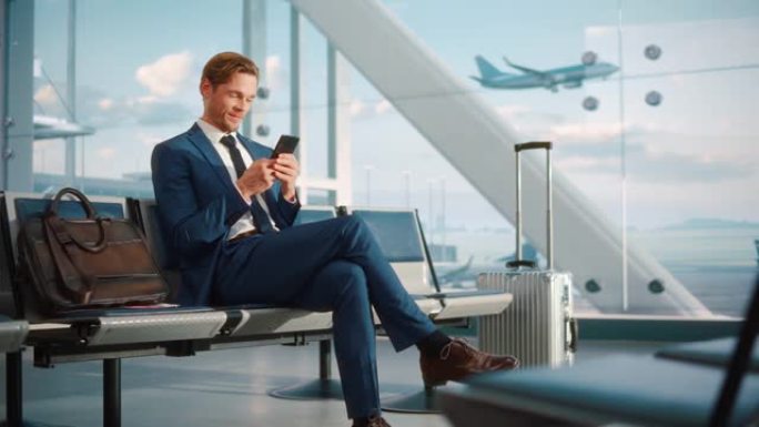 机场Termina航班等待: 成功的商人使用智能手机，完成电子商务交易并庆祝胜利。旅行企业家在线工作