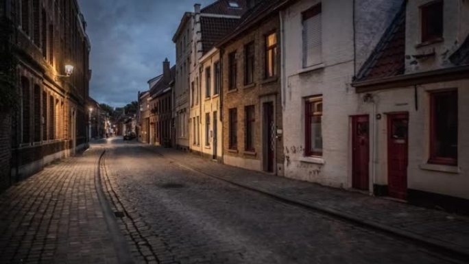 布鲁日 (Bruges) 在黄昏时的老城区-追踪穿过历史悠久的鹅卵石街道