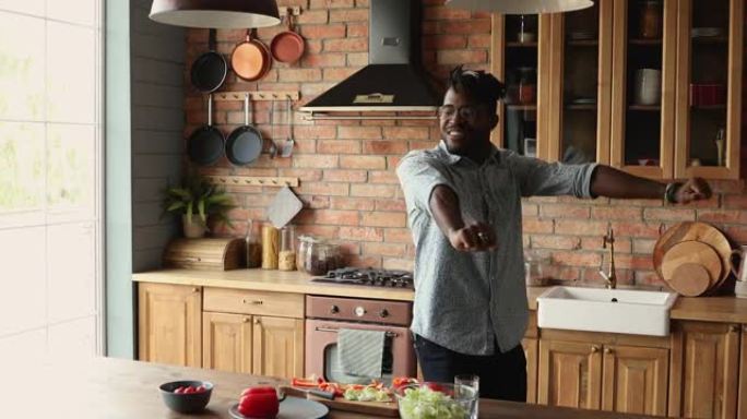 非洲男子分心于现代厨房的烹饪舞蹈