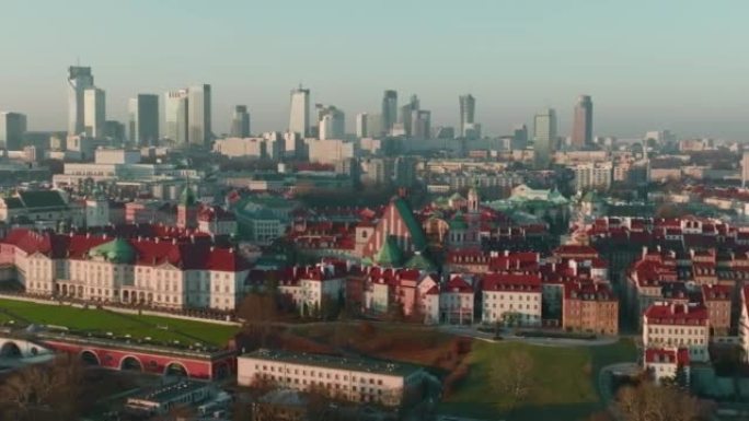 美丽的空中风景，历史悠久的古城建筑和古老的大教堂，在波兰华沙的欧洲建筑。